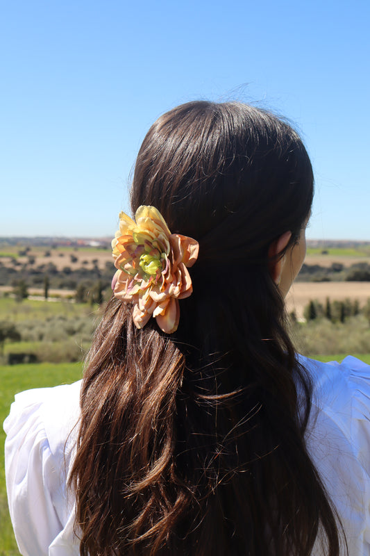 Dalia amarillo tostado